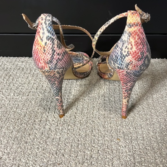 LOVIN’ MULTICOLORED STEVE MADDEN HEELS - Picture 3 of 4